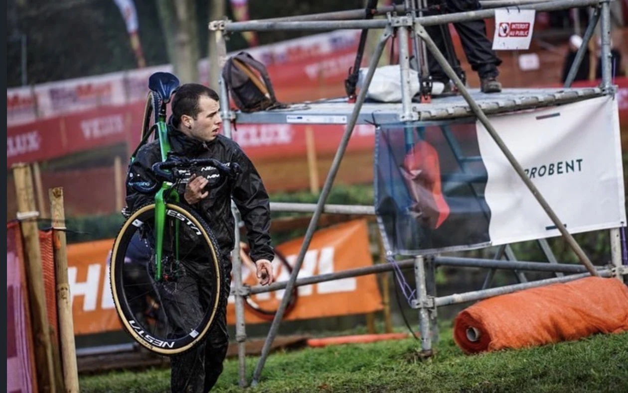 Ander con una bicicleta al hombro en una prueba de ciclocross