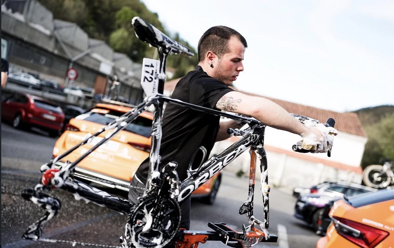 Ander limpiando una bicicleta Orbea durante su trabajo con Euskadi