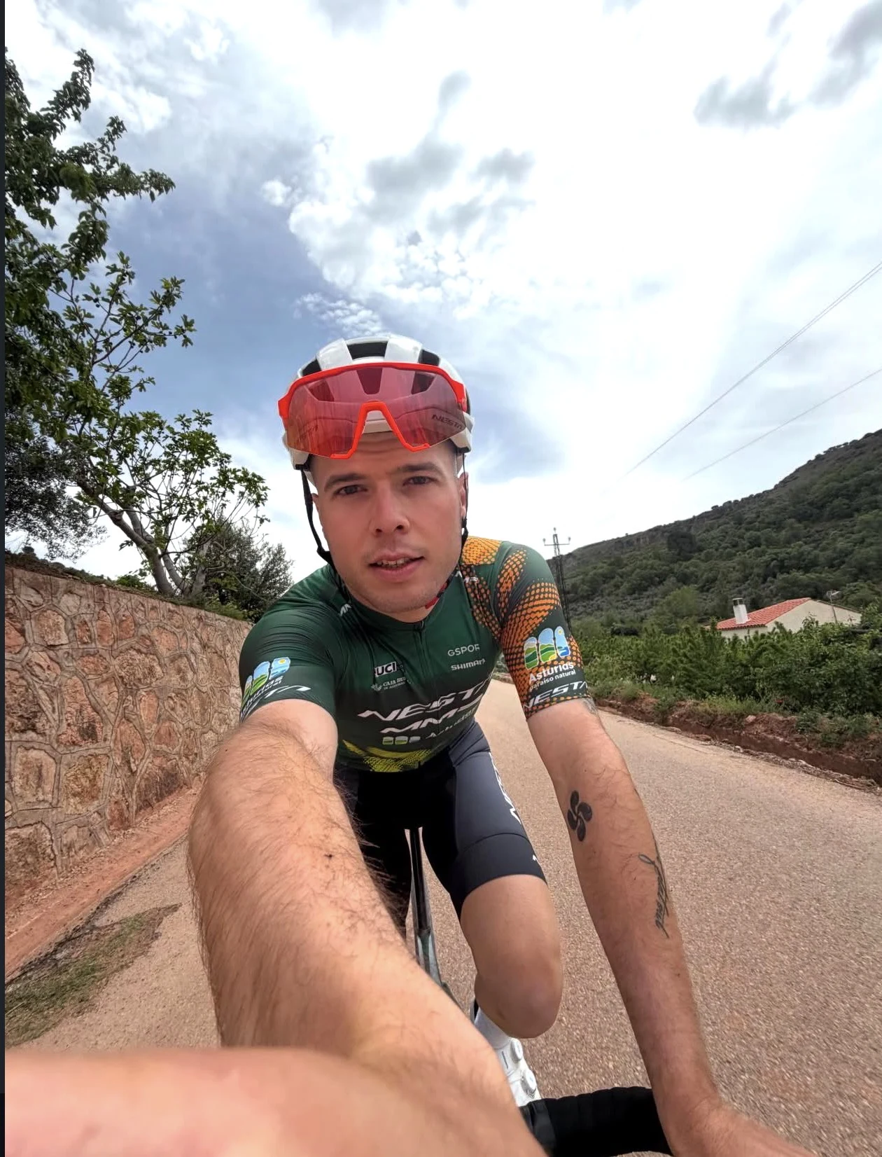 Ander rodando en carretera con equipación Nesta