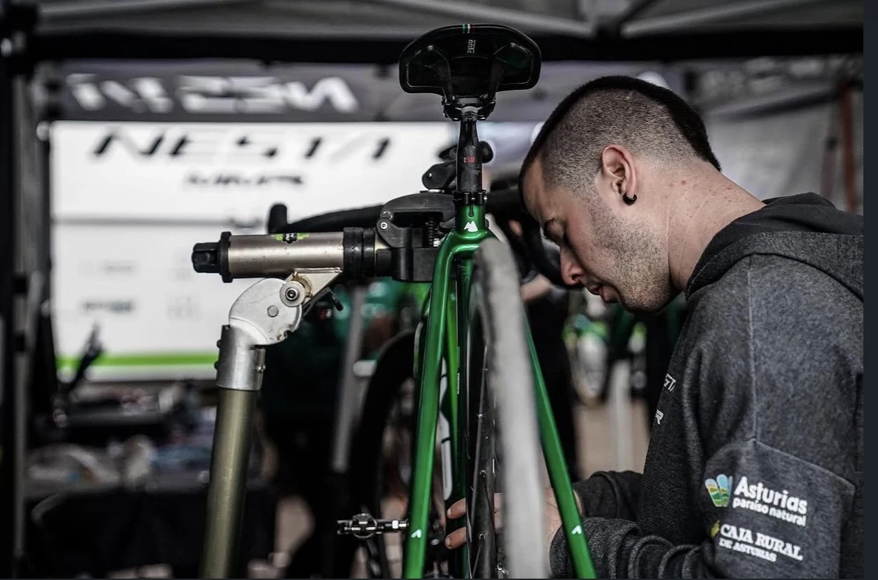 Ander trabajando en el ajuste de una bicicleta en el taller Nesta